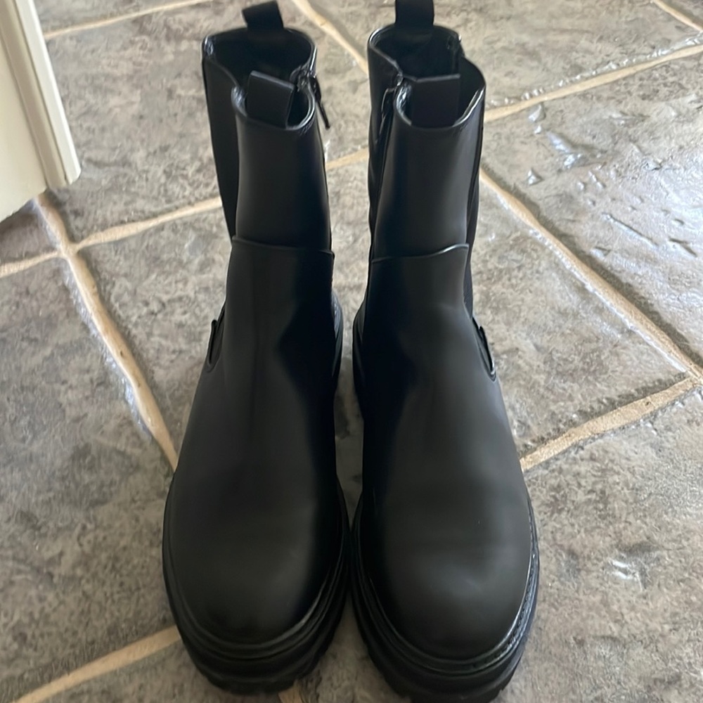 Size 7 black womans boots worn once
